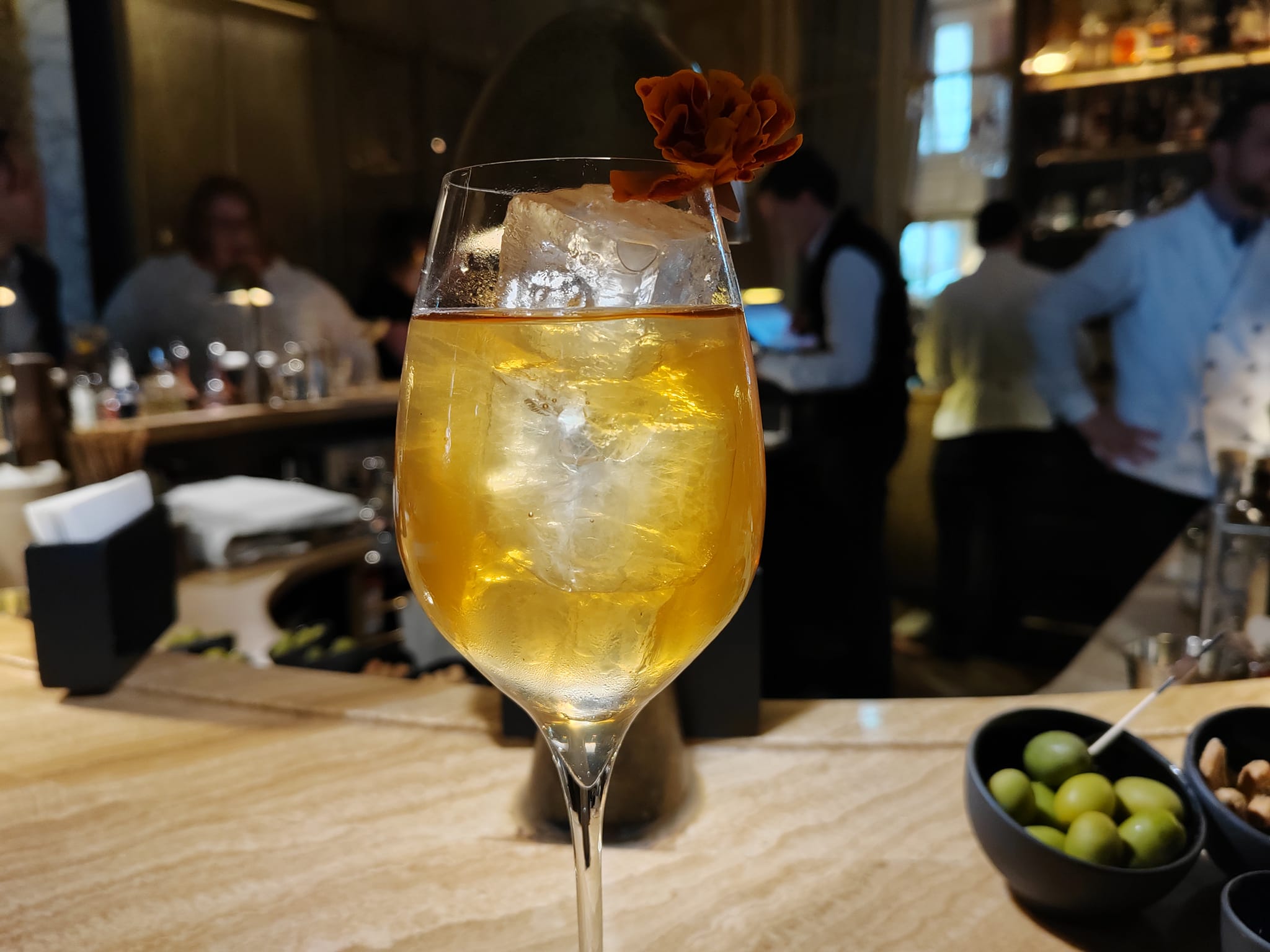 Printemps en Verre : Les Nouveaux Cocktails du Bar Les Ambassadeurs