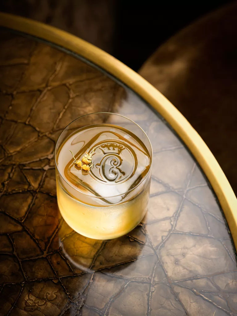 L’art de la mixologie par Kevin Rigault : Un tour de maître au bar les ambassadeurs