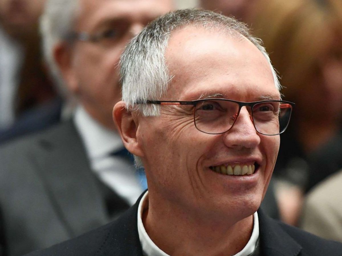 Carlos Tavares et le virage électrique: L’art de retourner sa veste à la vitesse d’un véhicule électrique