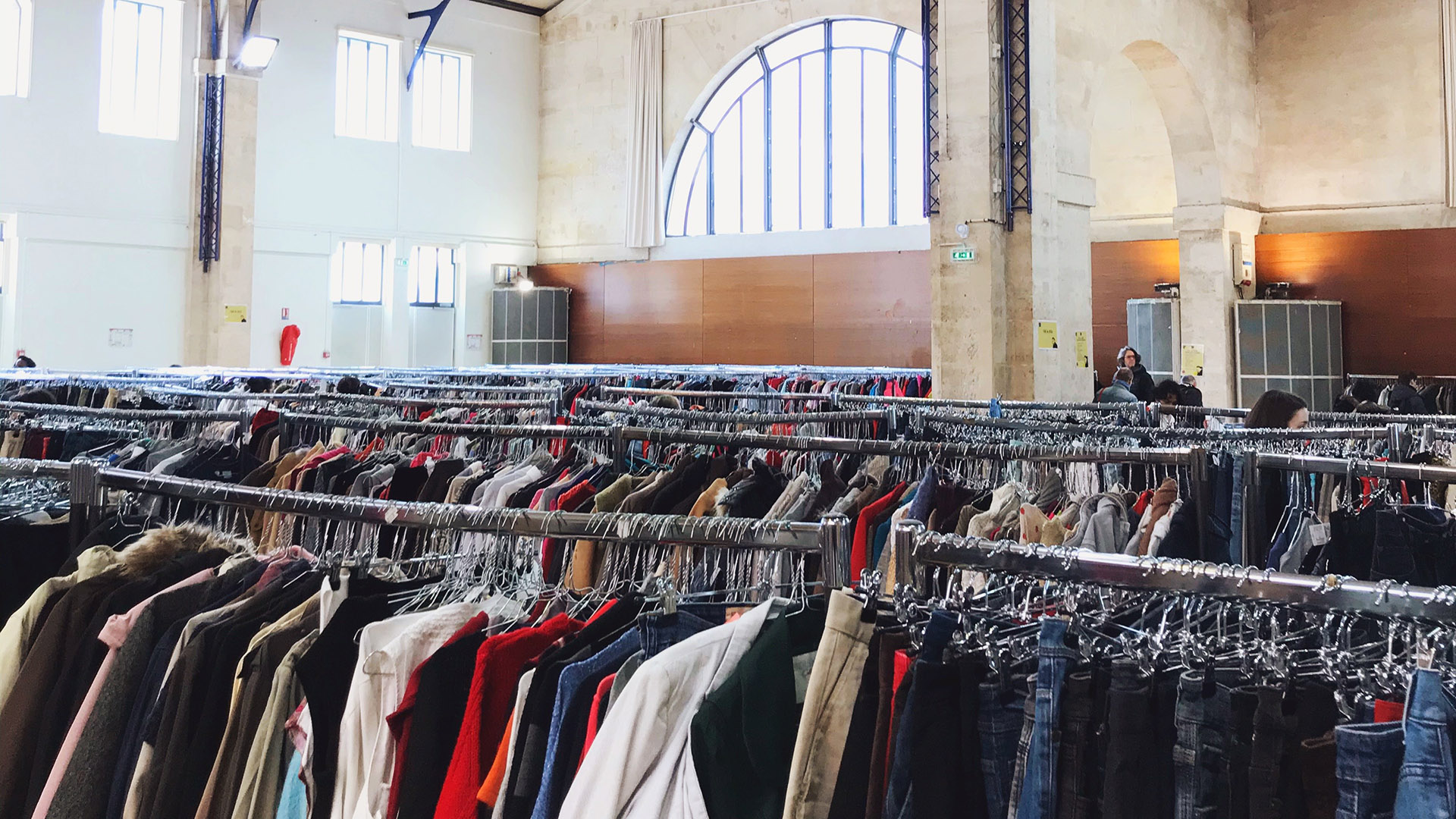 La vente au kilo d’Emmaüs alternatives : La fripe solidaire en mode XXL