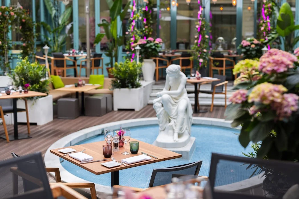 La Terrasse des Roses au Westin Paris Vendôme : Oasis Florale et Gastronomique