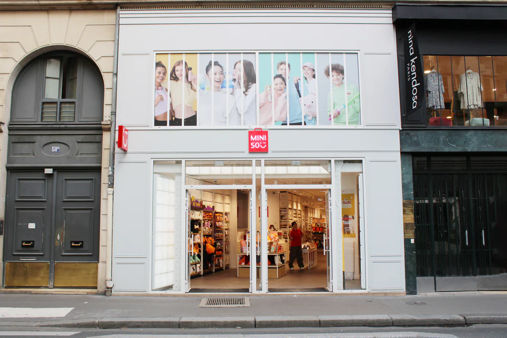 Miniso débarque sur les Champs-Élysées : Quand la grande avenue parisienne s’offre une touche de discount chic