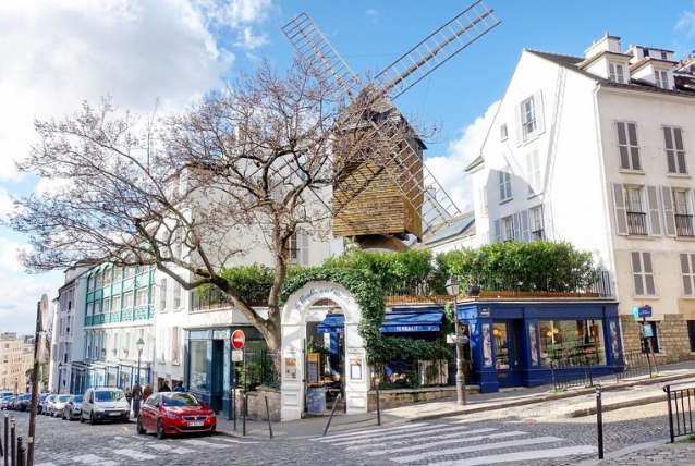 Le Moulin de la Galette : Plus qu’un Restaurant, Une Légende de Montmartre