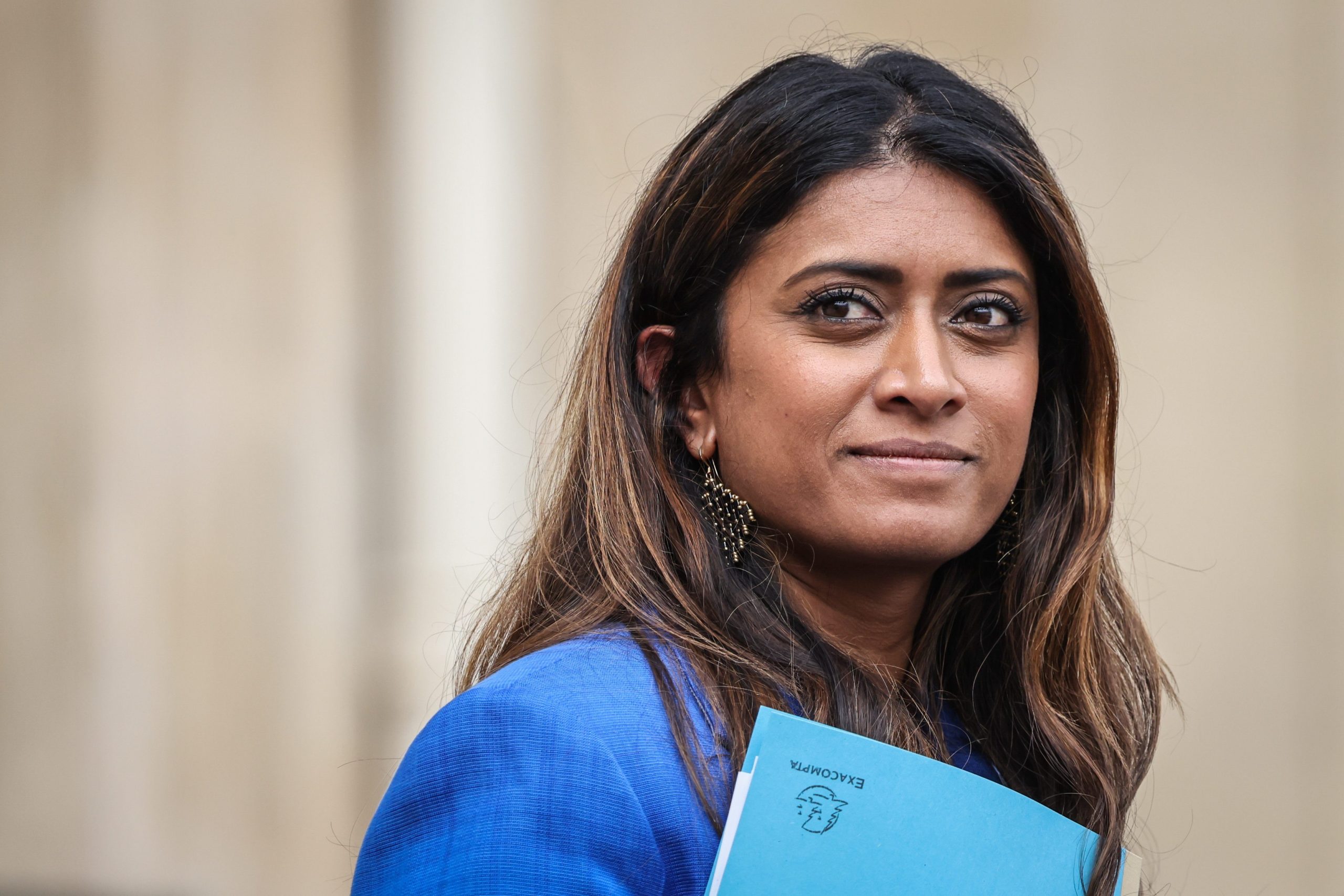 Législatives 2024 : Prisca Thévenot agressée en collant des affiches