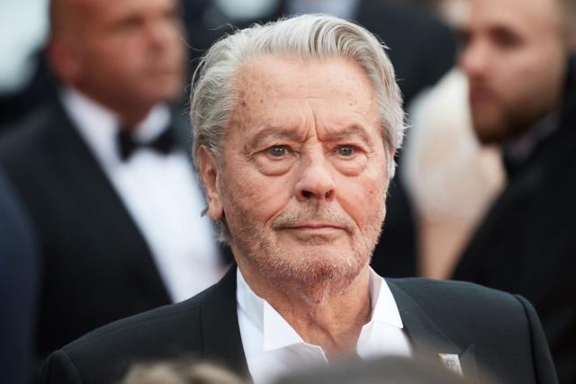 « Un aveu de paternité » : Révélations et drame familial autour d’Alain Delon