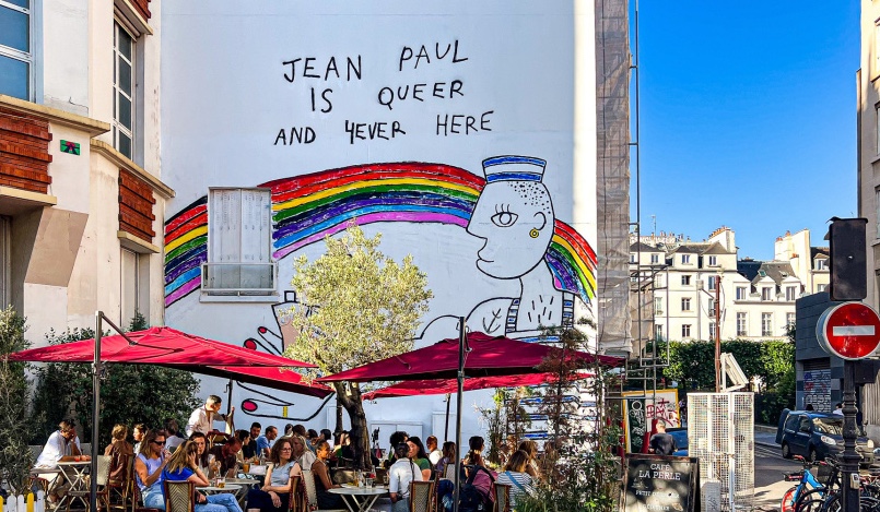 Jean Paul Gaultier peint le Marais aux couleurs de la Fierté : l’art de célébrer la différence