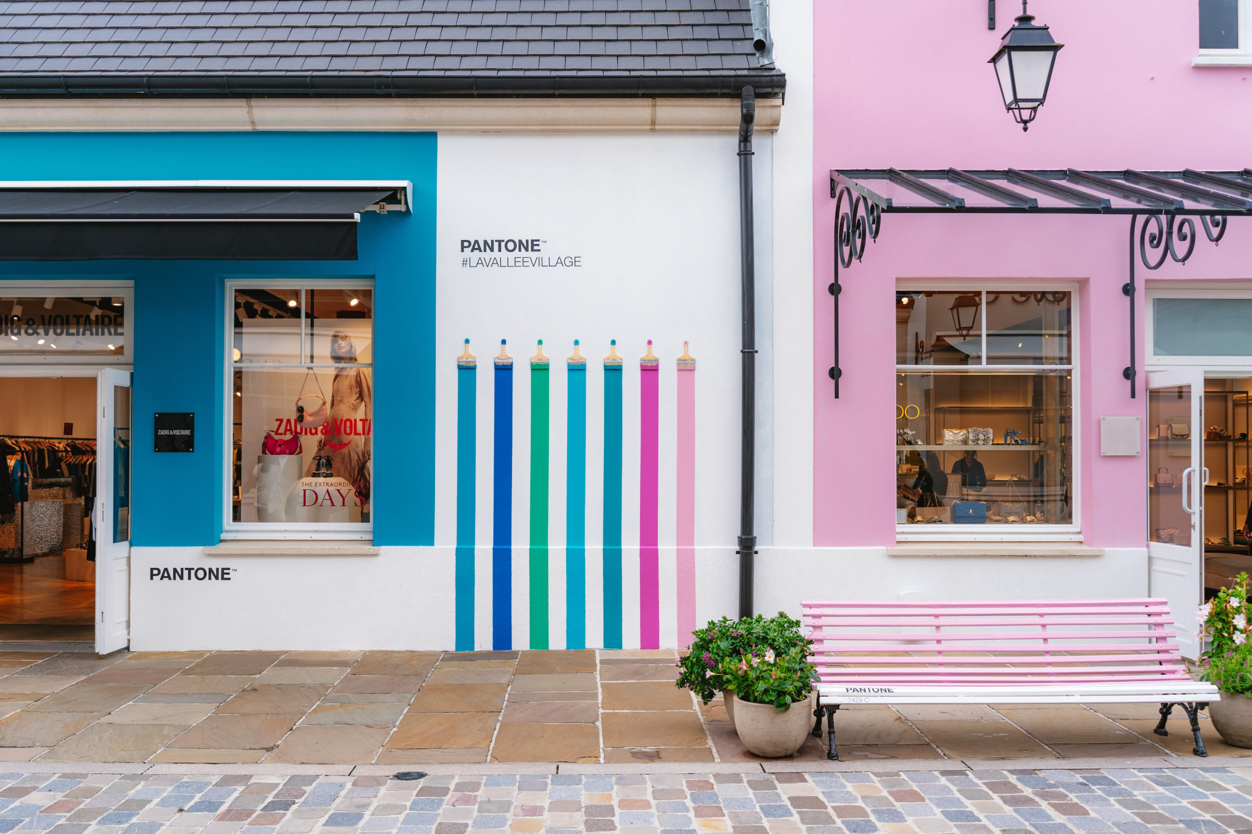 Festival des couleurs à La Vallée Village : quand le shopping se fait canvas