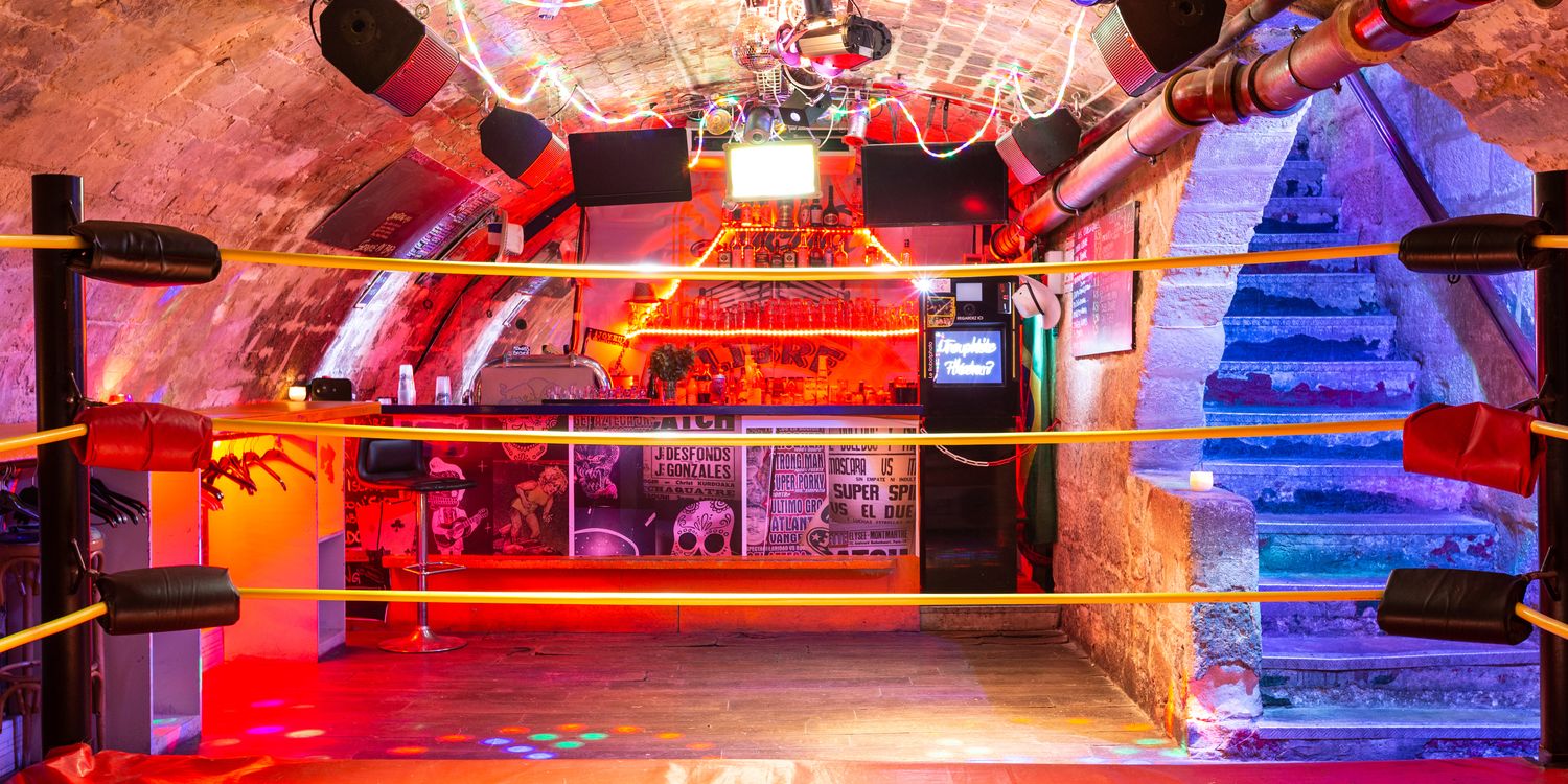 Ce bar insolite de Paris cache une salle de catch secrète
