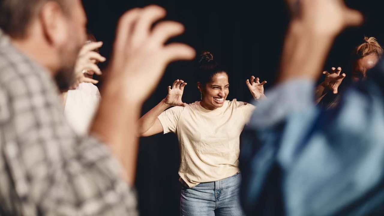 Le théâtre d’impro en entreprise : l’art de transformer les réunions en moments mémorables