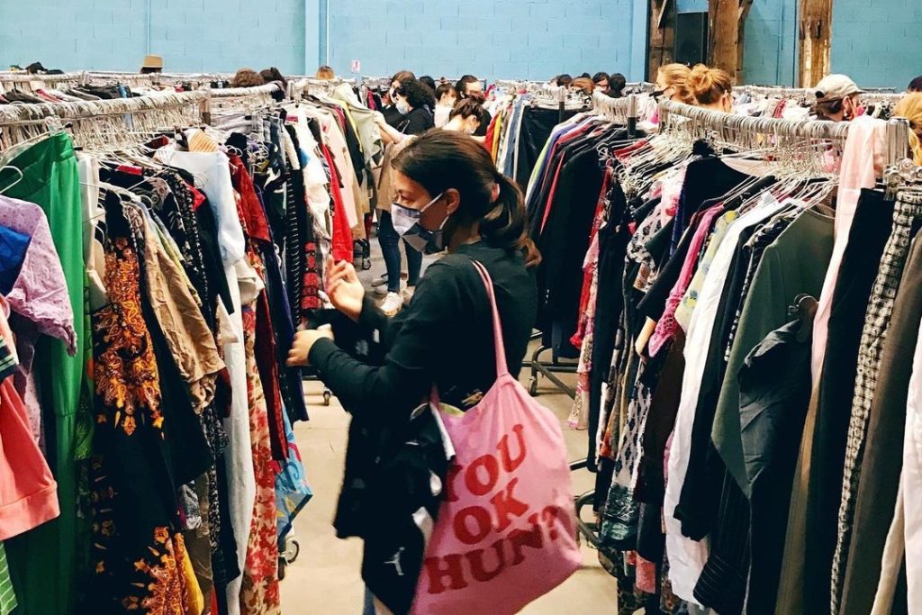 Le shopping solidaire débarque à Paris : l’édition Emmaüs Alternatives 2024