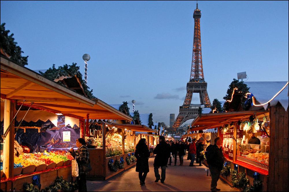 Noël à Paris : la magie au pied de la tour Eiffel