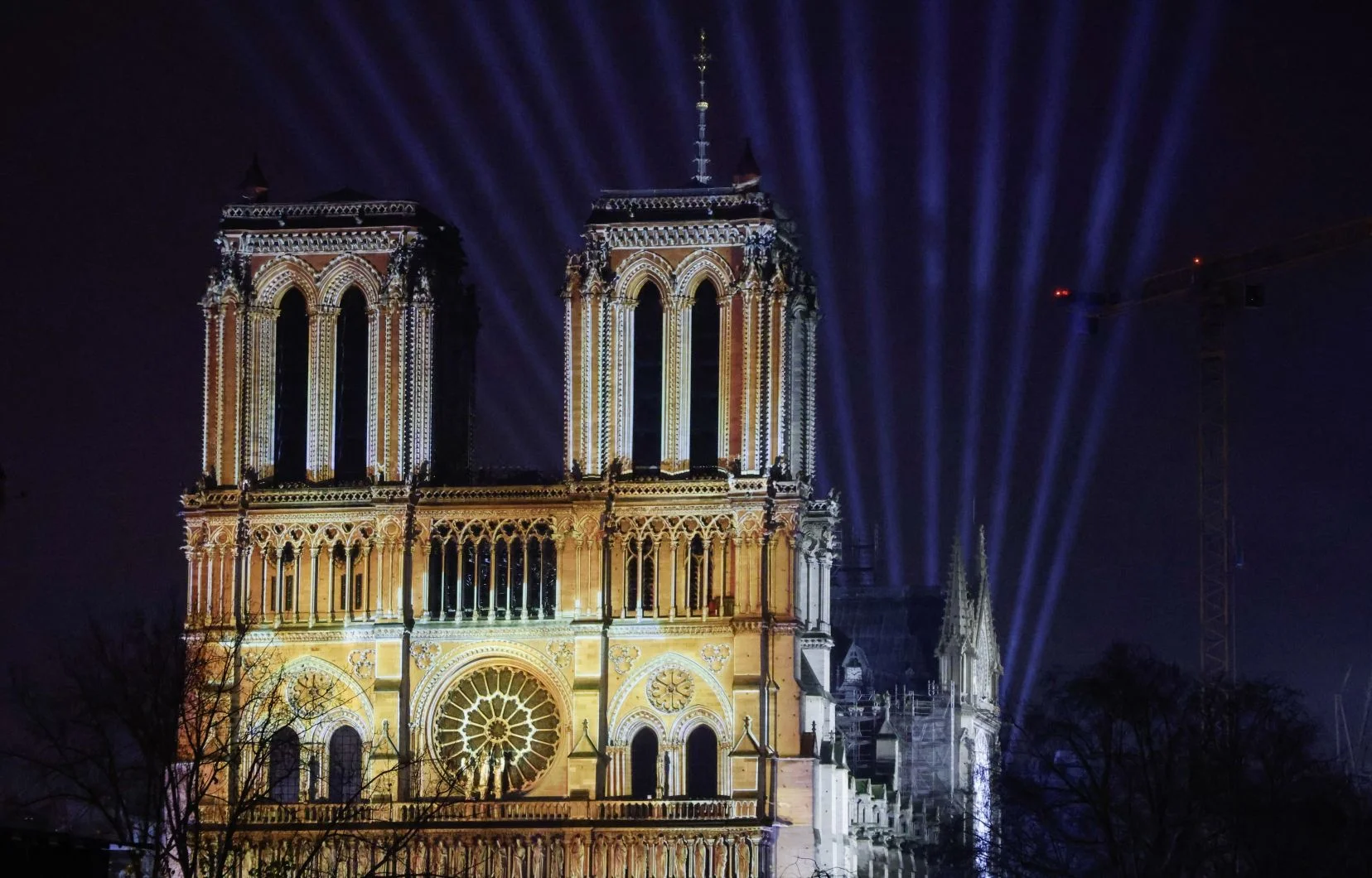 Notre-Dame rouvre ses portes : un bijou restauré ou une cathédrale confisquée ?