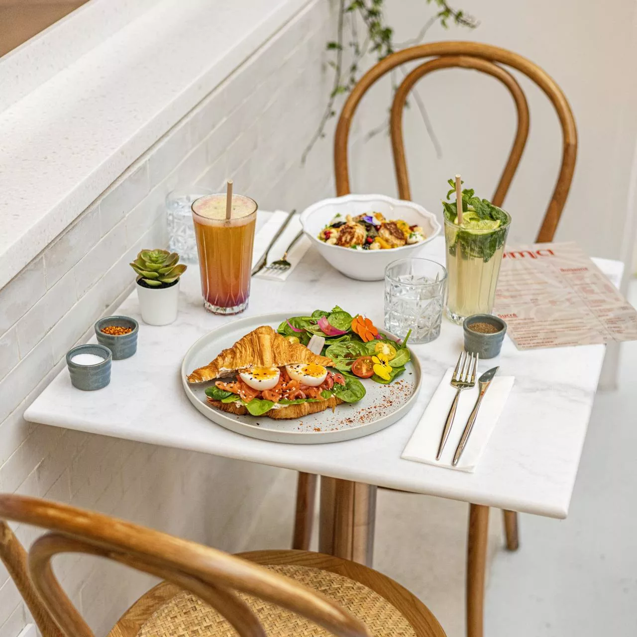 Le brunch méditerranéen à Paris : la révolution des papilles