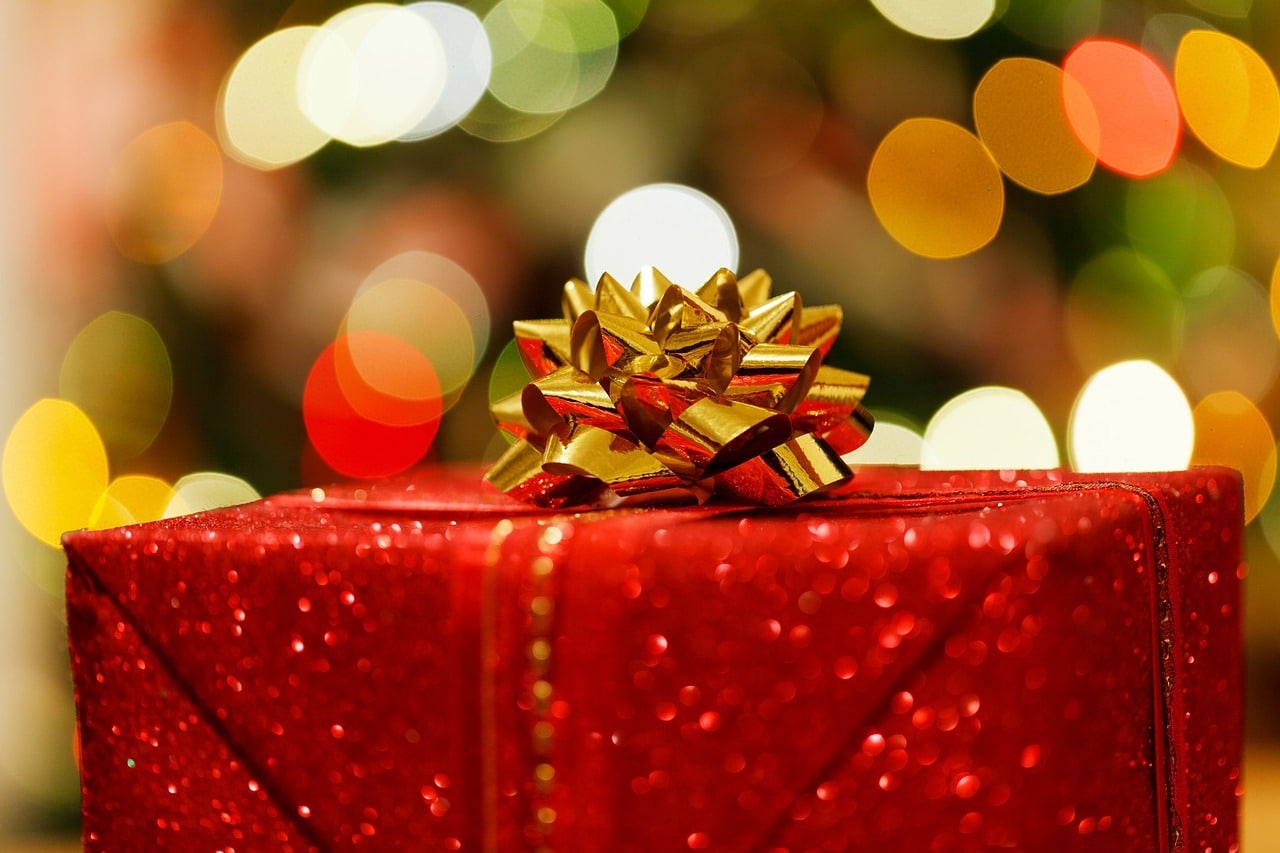 Les Cadeaux Mode de Noël à Paris : Ces Pièces Tendance Qui Vont Faire Kiffer (et Pas Finir au Fond d’un Placard)