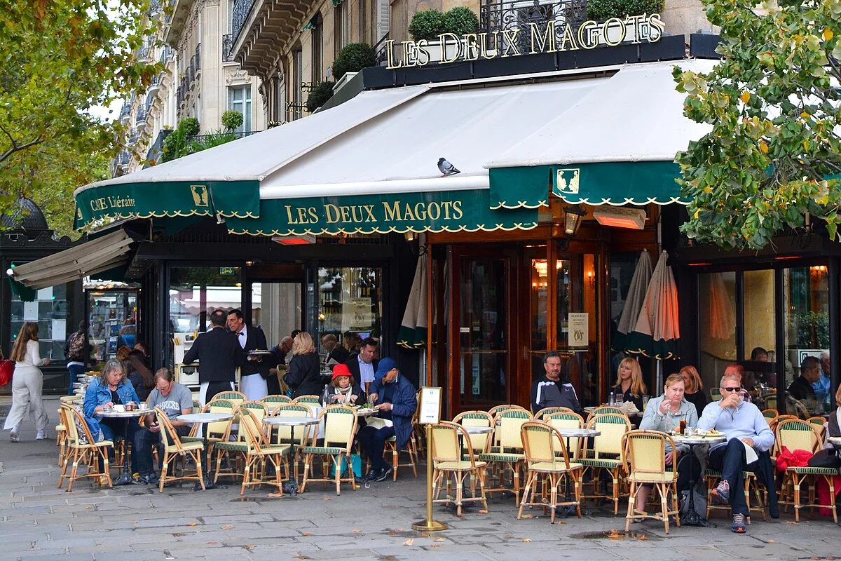 Les 5 cafés mythiques de Paris : temples de l’ennui chic ou vrais bastions culturels ?