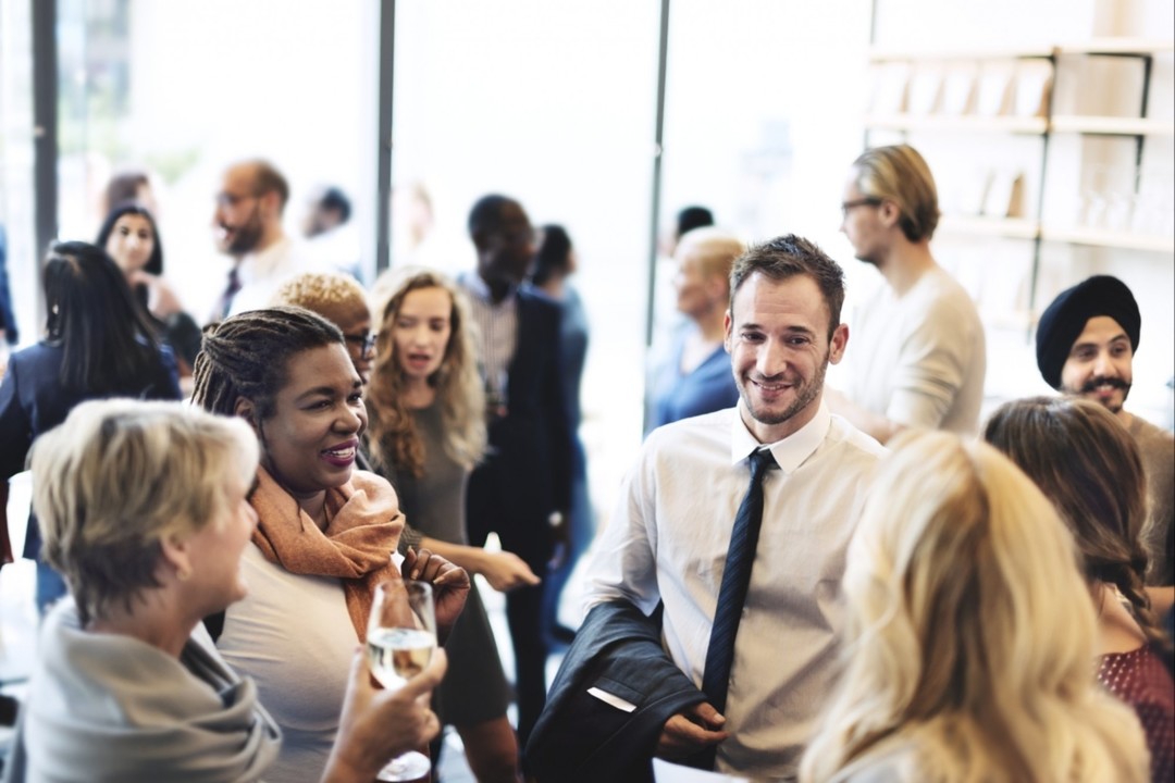 Networking à Paris : L’art de serrer des mains pour propulser ta carrière