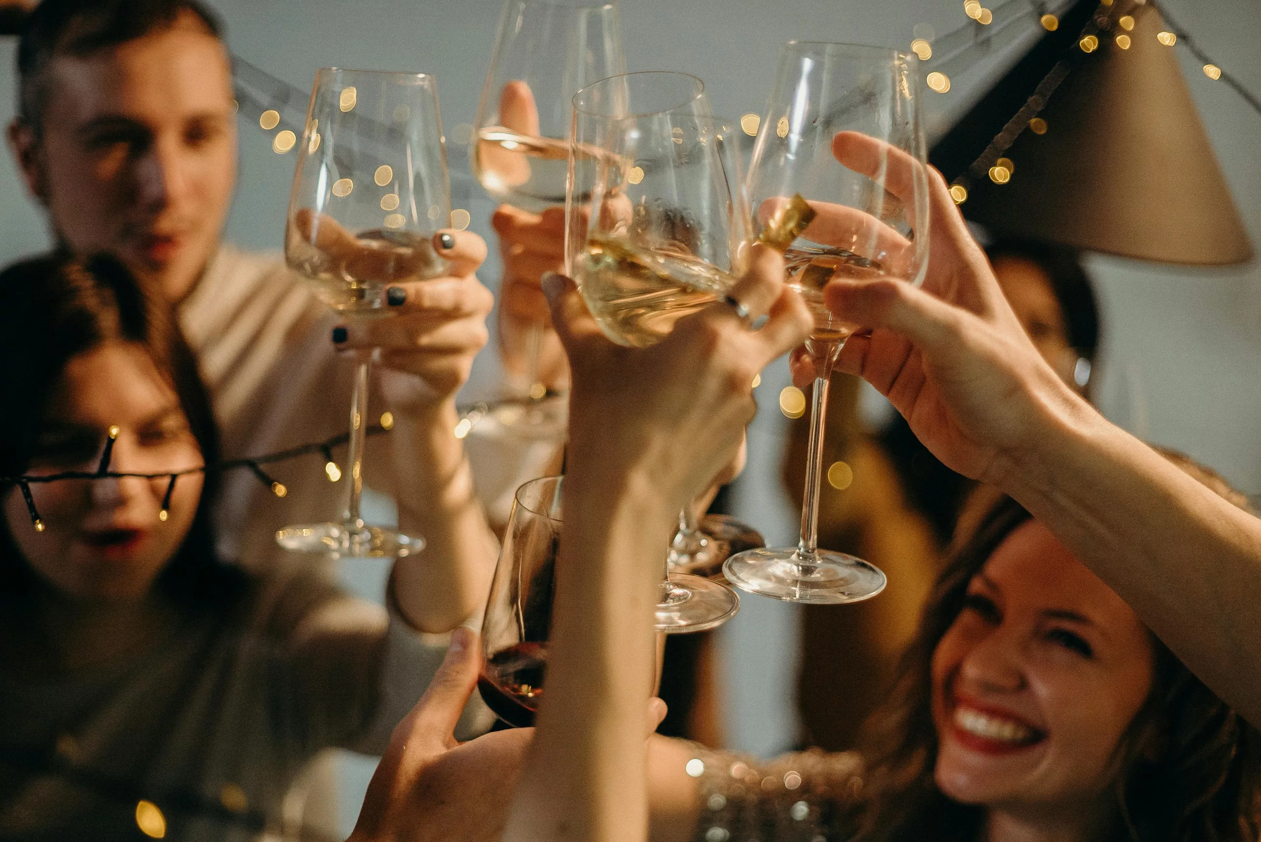 Les meilleurs bars pour un esprit de Noël à Paris : où trinquer sous les guirlandes ?