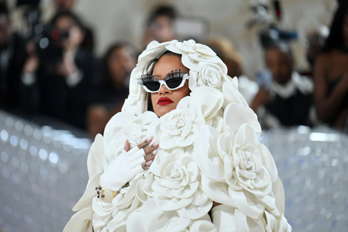 Quand la mode s’invite à table : le dîner couture au Louvre, un spectacle de démesure
