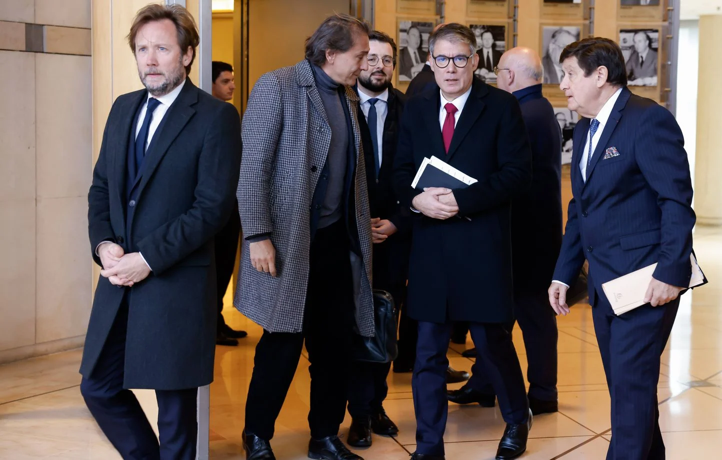 Quand la gauche s’étrangle : Mélenchon, PS et censure, le grand bazar