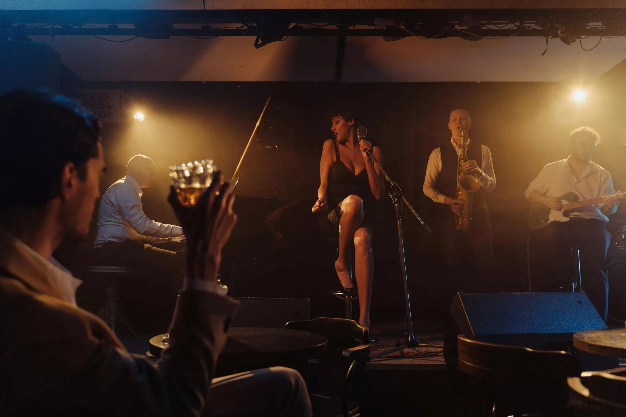 Plongée dans les nuits jazzy de Paris : entre clubs historiques et nouvelles scènes underground