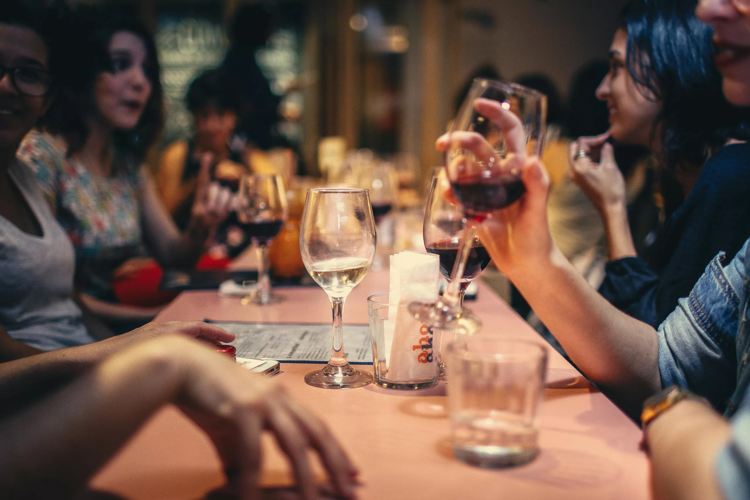 Happy hour à Paris : où trinquer sans exploser son budget