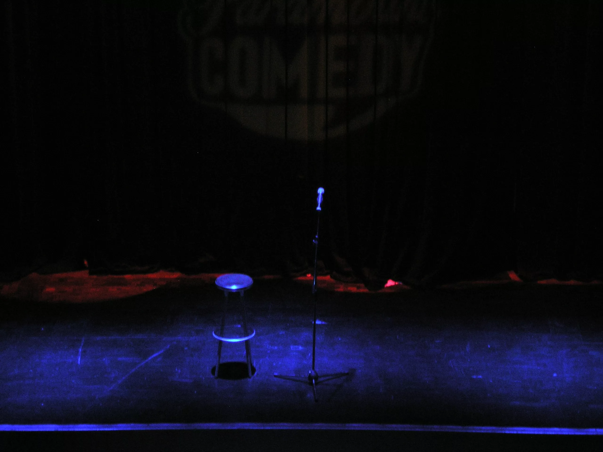 Comedy clubs parisiens : rires et débauche dans la capitale