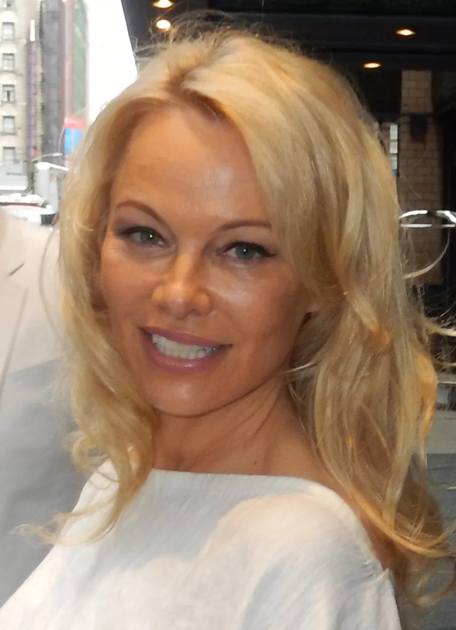 Pamela Anderson illumine Paris : l’audace en avant-première