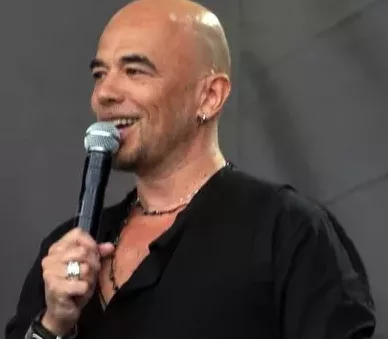 Pascal Obispo en feu : critiques cinglantes sur Marine et Pierre Garnier