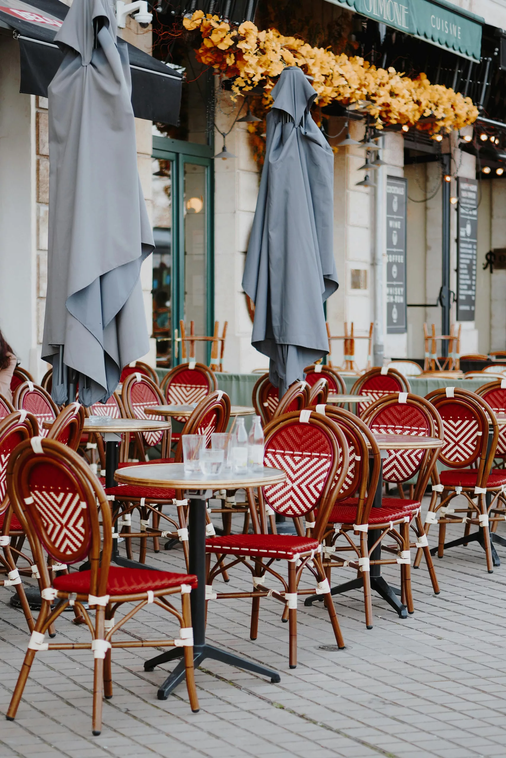 Paris s’éveille : terrasses, cafés et cocktails en révolution urbaine
