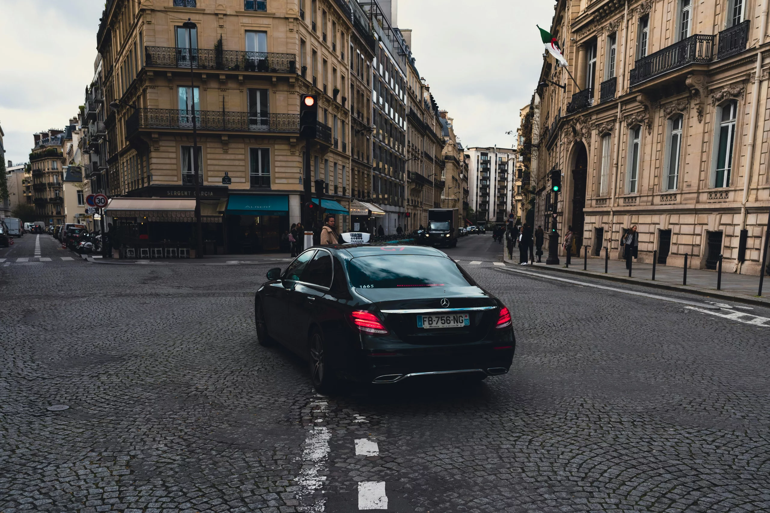 Les taxis parisiens sortent les griffes boulevard Raspail, et la ville retient son souffle