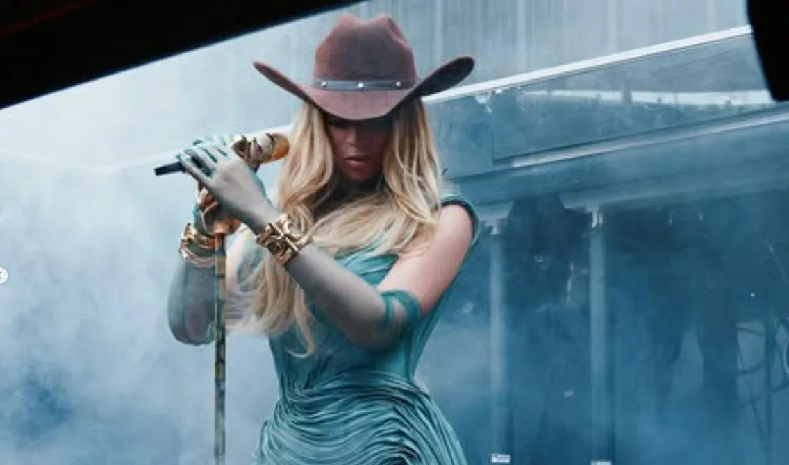 Beyoncé squatte Paris et claque un front row chez Vuitton