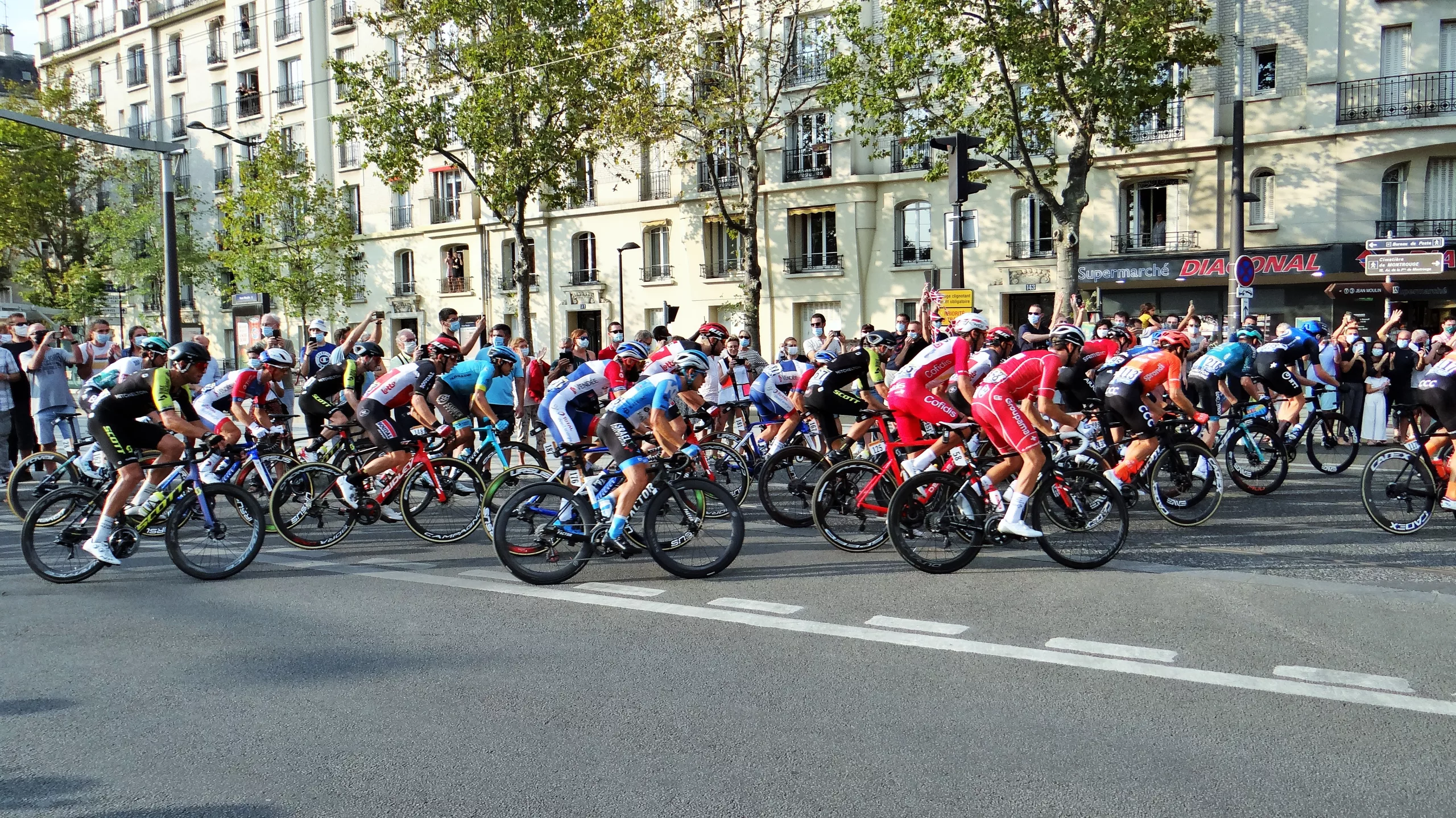 La rue Lepic fait exploser Paris : le Tour déraille dans la hype