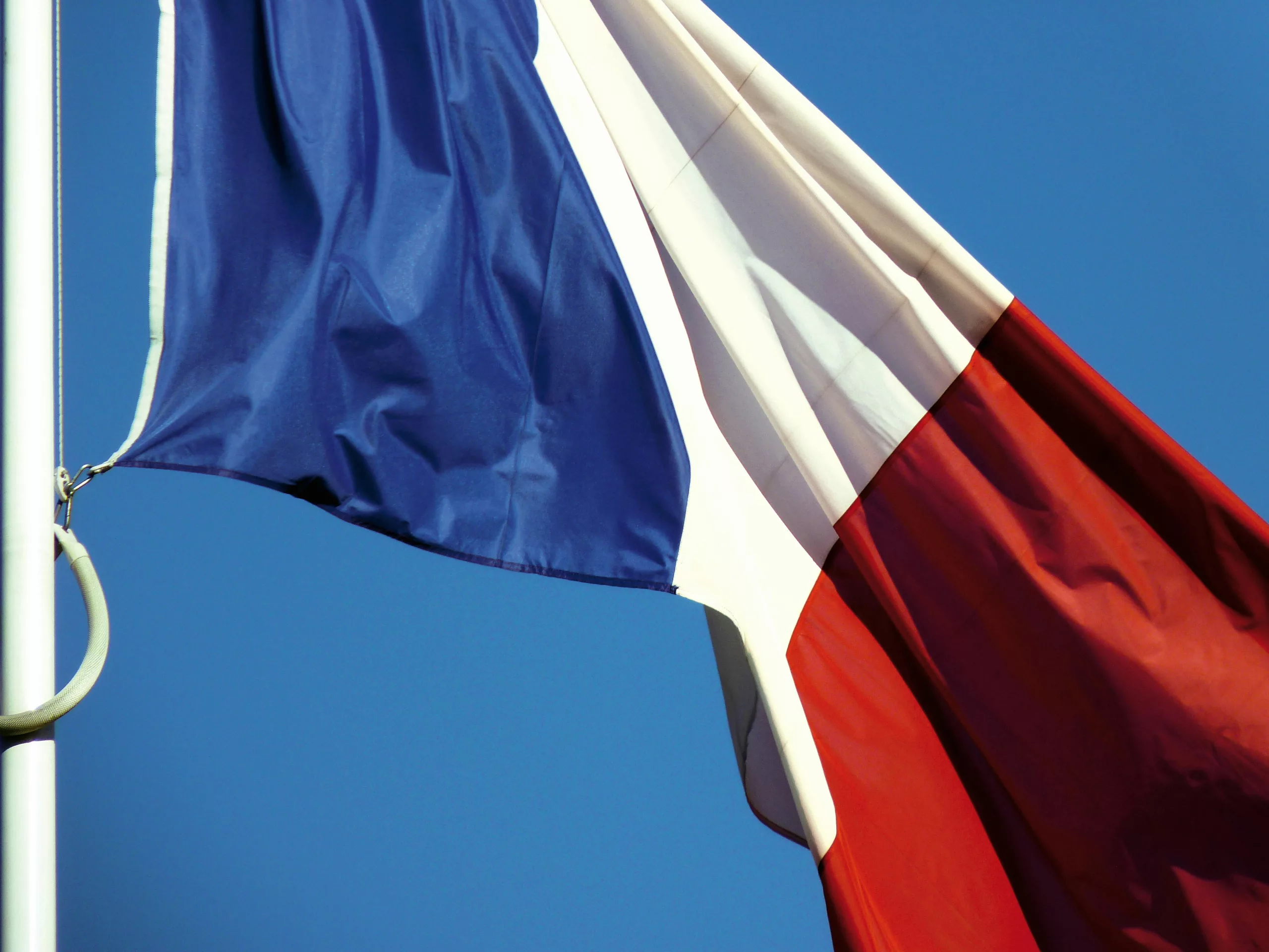 Crise politique à Paris : la majorité présidentielle au bord de la rupture