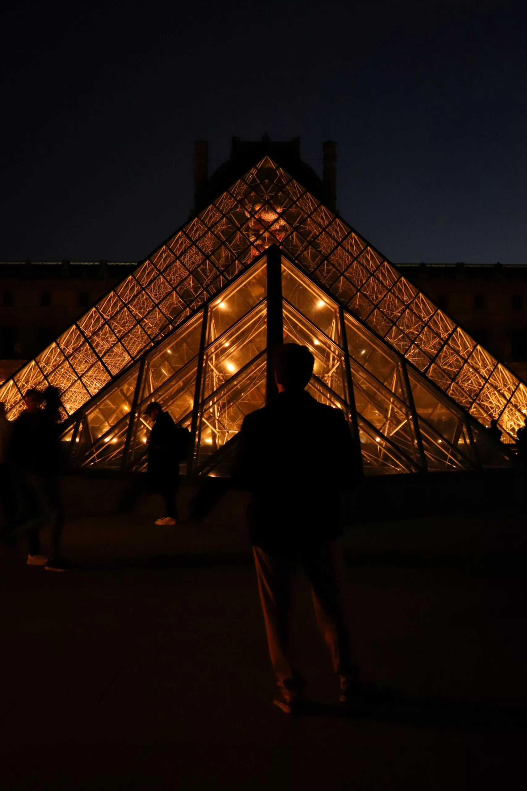 Braquages de Stars à Paris : Quand le Luxe Attire le Crime
