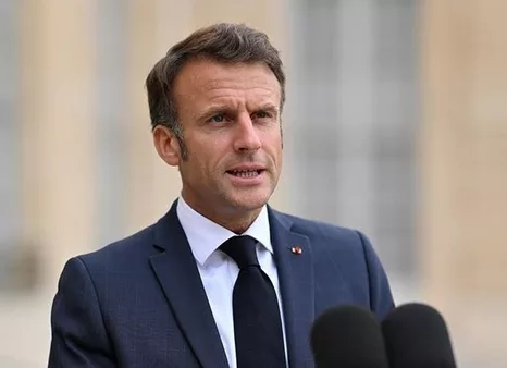 Macron salue la chute de Maduro, Paris se déchire