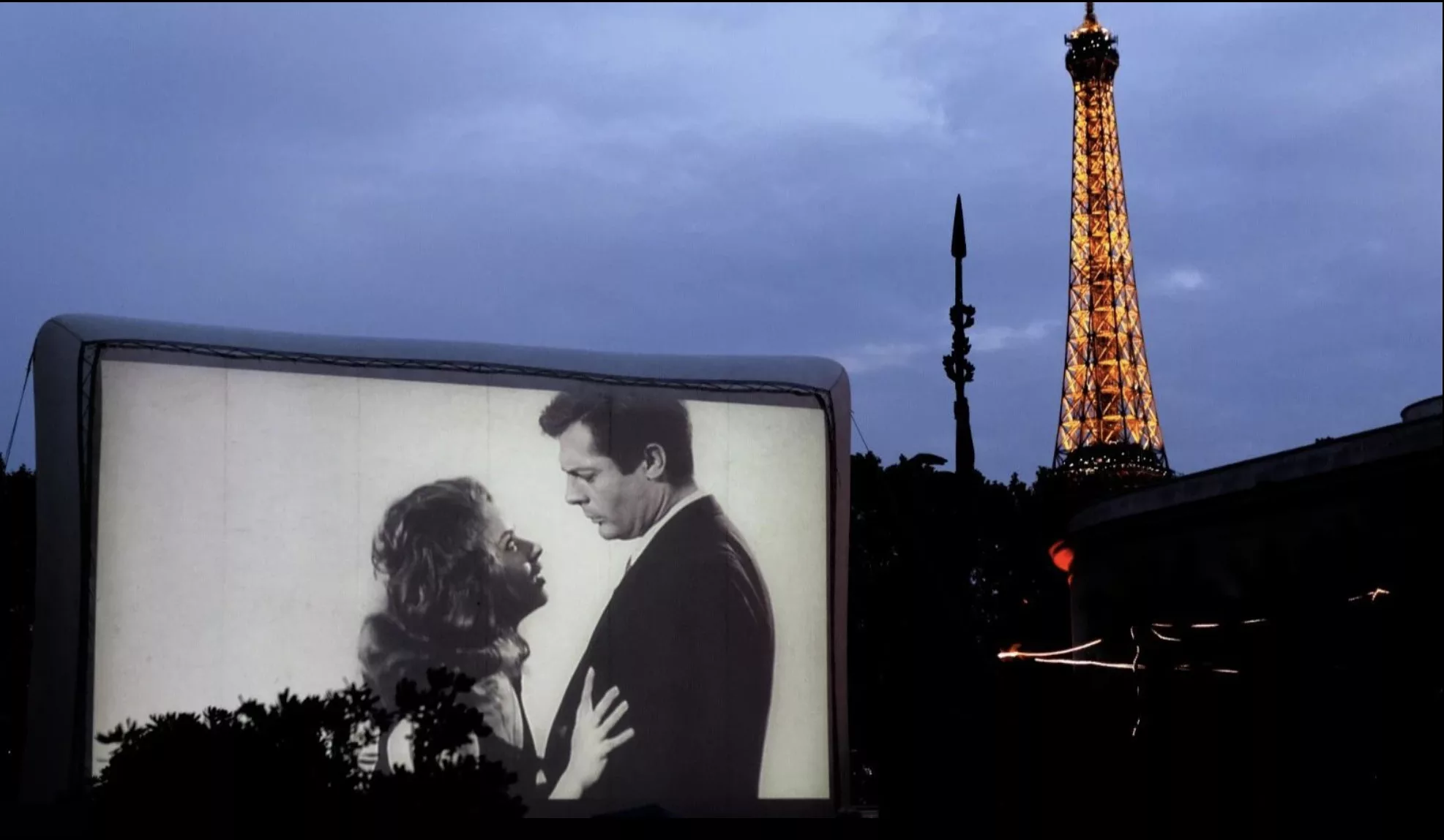 Pourquoi les cinémas en plein air pourraient redevenir le vrai luxe de l’été parisien en 2026